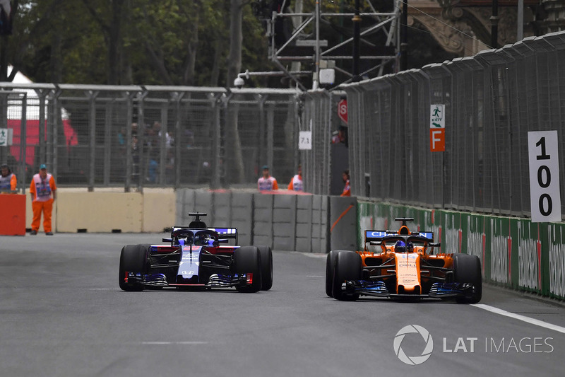 Brendon Hartley, Scuderia Toro Rosso STR13 and Fernando Alonso, McLaren MCL33