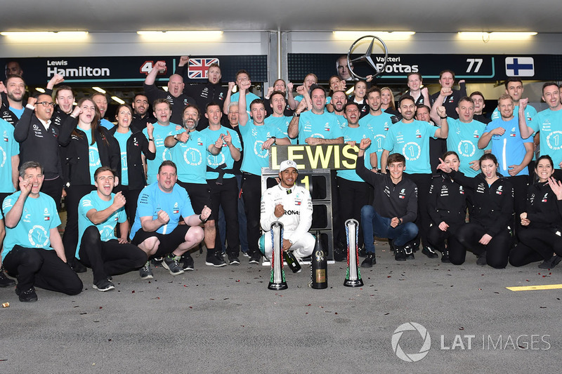 Race winner Lewis Hamilton, Mercedes-AMG F1 celebrates with the team