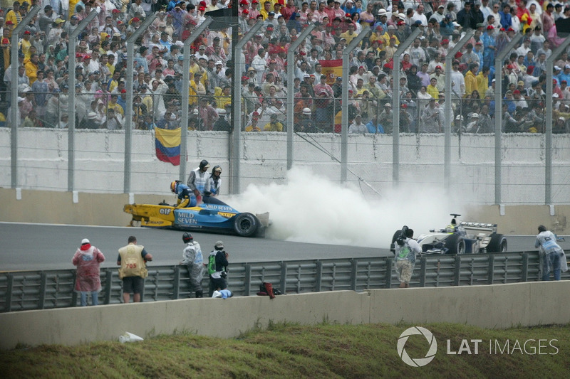 Caos no GP do Brasil de 2003 com acidentes de Webber e Alonso