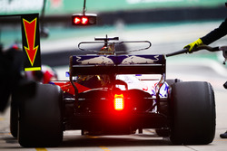 Brendon Hartley, Scuderia Toro Rosso STR12, in the pits
