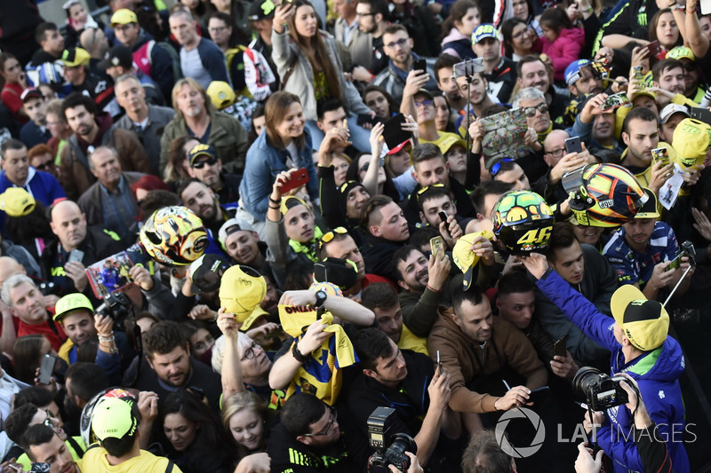 Valentino Rossi, Yamaha Factory Racing with fans
