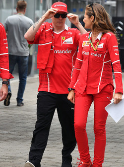 Kimi Raikkonen, Ferrari con Stefania Bocchi, Ferrari y Alberto Antonini encargados de prensa de Ferrari