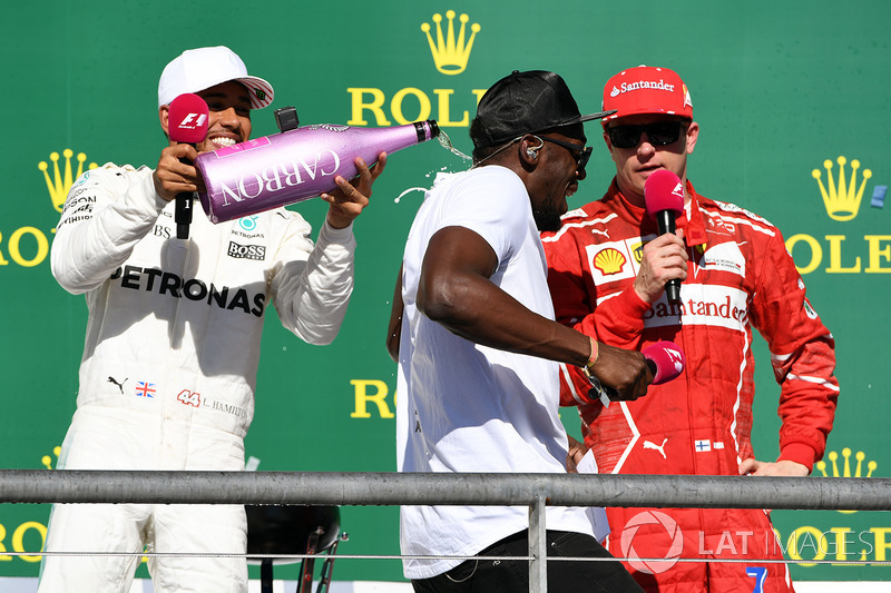Il vincitore della gara Lewis Hamilton, Mercedes AMG F1 festeggia sul podio con lo champagne, Usain Bolt e il terzo classificato Kimi Raikkonen, Ferrari