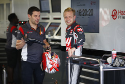 Kevin Magnussen, Haas F1 Team, with engineer Guiliano Salvi