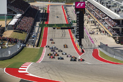 Sebastian Vettel, Ferrari SF70H, Lewis Hamilton, Mercedes AMG F1 W08, bij de start