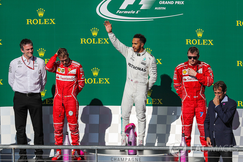 James Allison, Direttore Tecnico Mercedes, il vincitore della gara Lewis Hamilton, Mercedes AMG F1, il secondo classificato Sebastian Vettel, Ferrari, e il terzo classificato Kimi Raikkonen, Ferrari festeggiano sul podio
