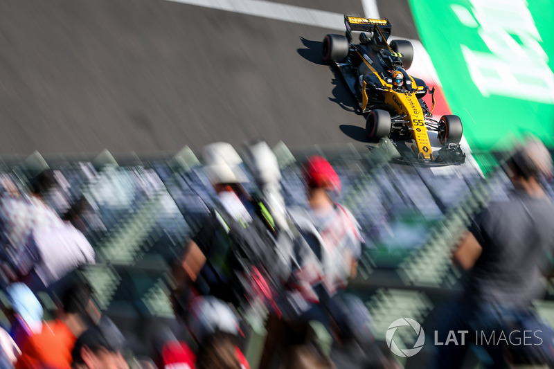 Carlos Sainz Jr., Renault Sport F1 Team RS17 and fans
