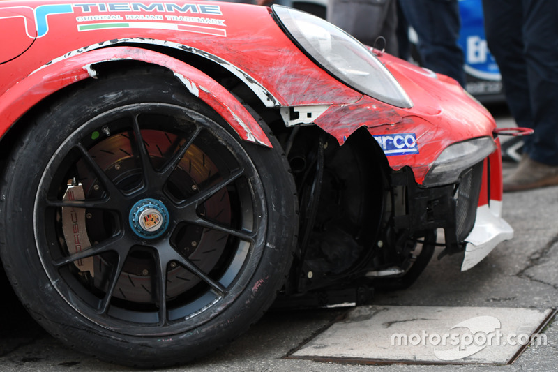 Dettaglio della Porsche 911 GT3 Cup incidentata di Gianmarco Quaresmini, Dinamic Motorsport