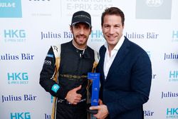 Il poleman Jean-Eric Vergne, Techeetah, riceve il Pole Position award