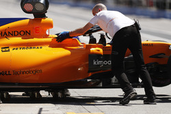 Fernando Alonso, McLaren MCL33, is returned to the garage