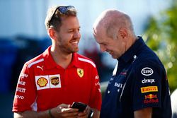 Sebastian Vettel, Ferrari, con Adrian Newey, director técnico, Red Bull Racing