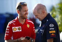 Гонщик Ferrari Себастьян Феттель и технический директор Red Bull Racing Эдриан Ньюи