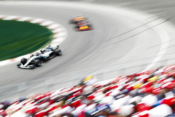 Valtteri Bottas, Mercedes AMG F1 W09, voor Max Verstappen, Red Bull Racing RB14