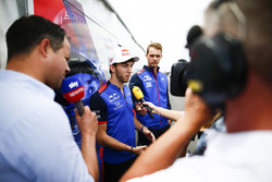 Pierre Gasly, Toro Rosso, con los medios