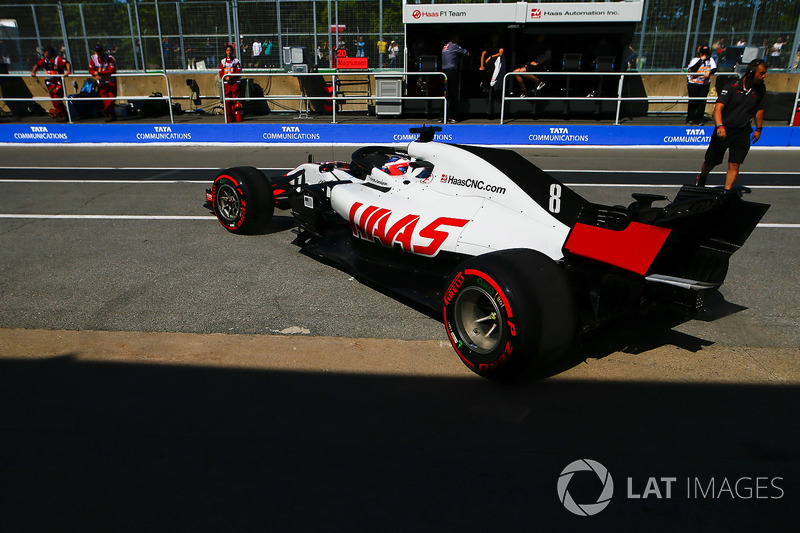Romain Grosjean, Haas F1 Team VF-18, sort du garage