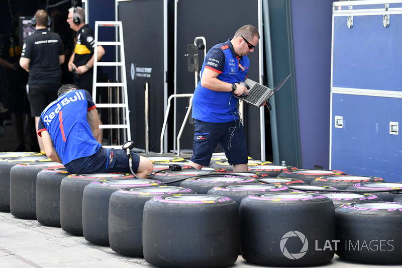 Scuderia Toro Rosso mechanics and Pirelli tyres