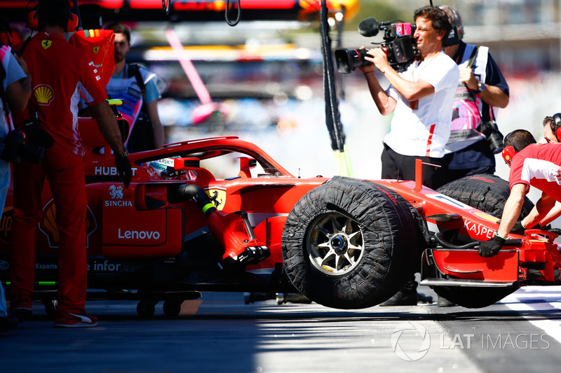 Kimi Raikkonen, Ferrari SF71H, viene spinto nel garage