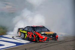 Race winner Martin Truex Jr., Furniture Row Racing, Toyota Camry Bass Pro Shops/5-hour ENERGY