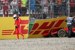 Sebastian Vettel, Ferrari SF71H, se ne va dopo l'incidente