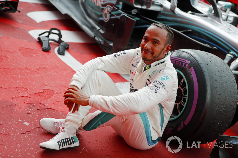 Lewis Hamilton, Mercedes AMG F1, merayakan kemenangan di parc ferme