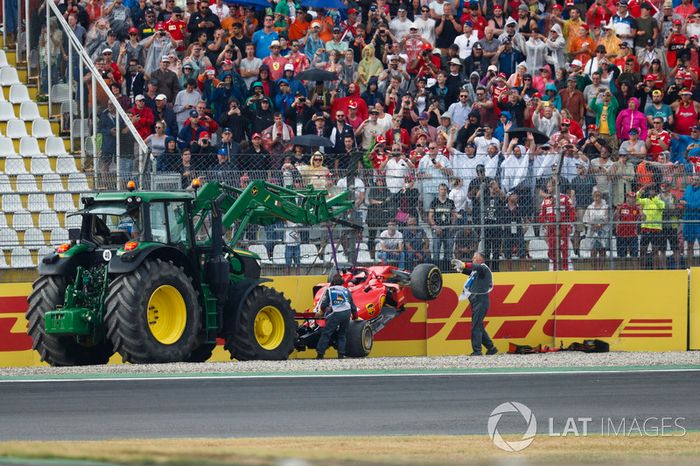 Los comisarios retiran el coche deSebastian Vettel, Ferrari SF71H