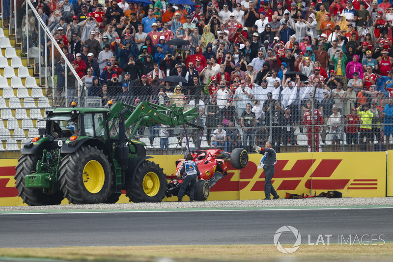 Los comisarios retiran el coche deSebastian Vettel, Ferrari SF71H