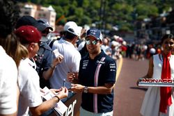 Sergio Perez, Force India signe des autographes