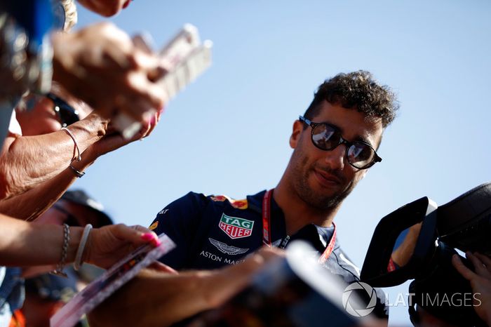 Daniel Ricciardo, Red Bull Racing firma autógrafos para los fanáticos