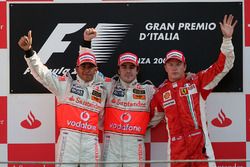 Podium : le vainqueur Fernando Alonso, McLaren, le deuxième Lewis Hamilton, McLaren, et le troisième Kimi Räikkonen