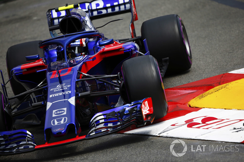 Pierre Gasly, Toro Rosso STR13, passe sur un vibreur