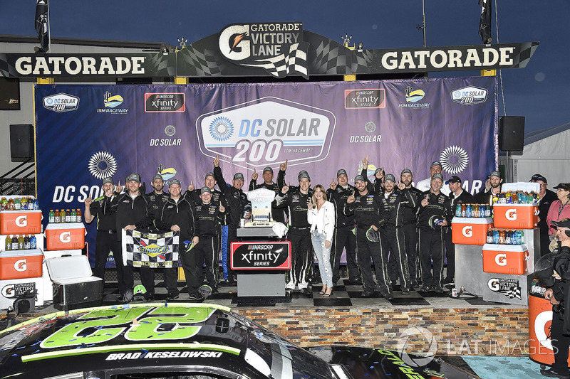 Brad Keselowski, Team Penske, Ford Mustang Fitzgerald Glider Kits celebra la victoria