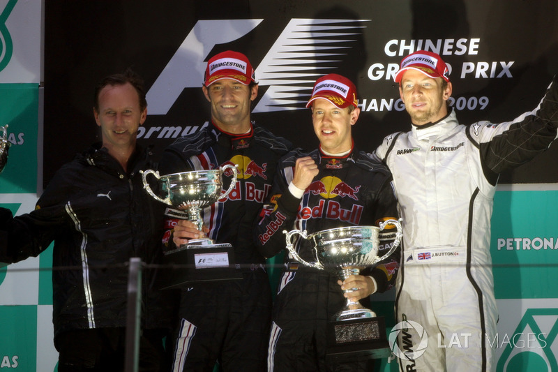 Podium: Christian Horner, teambaas Red Bull Racing, tweede Mark Webber, Red Bull Racing, winnaar Seb