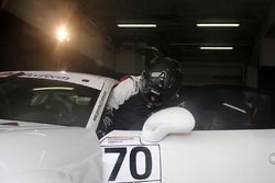 Un pilota si appresta a salire sulla Guest Car