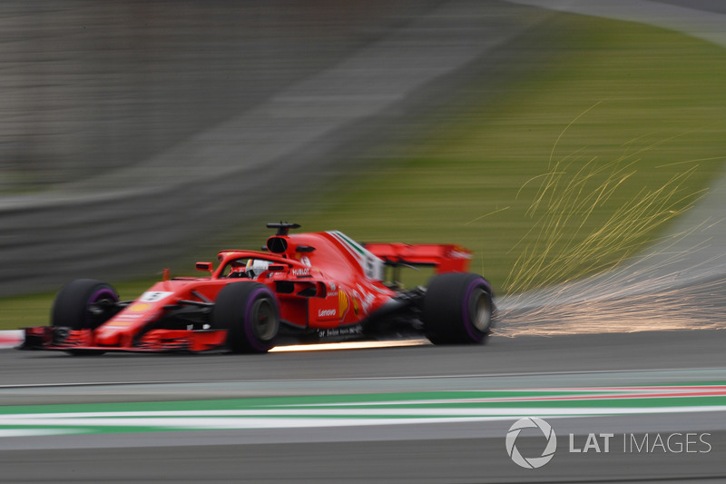 Sebastian Vettel, Ferrari SF71H, fait des étincelles