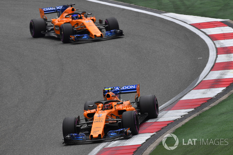 Stoffel Vandoorne, McLaren MCL33 y Fernando Alonso, McLaren MCL33