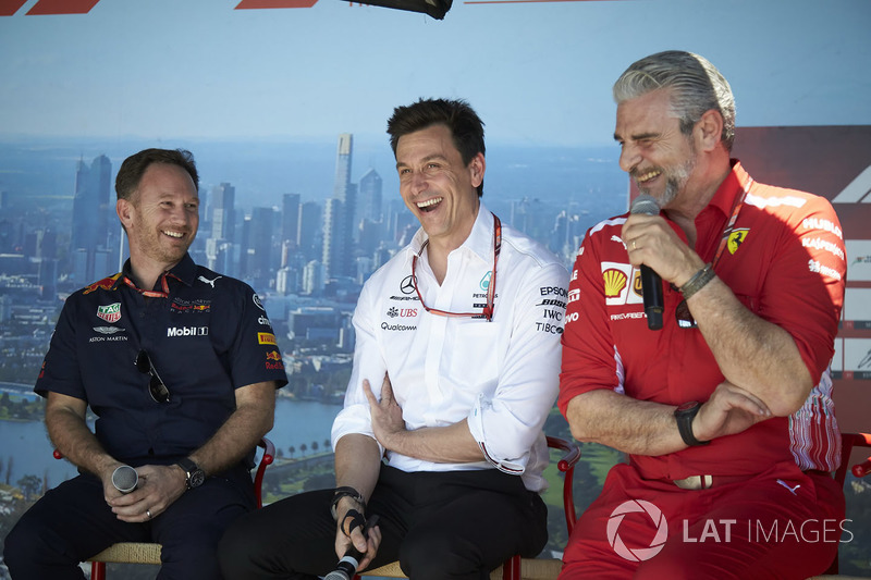 Christian Horner, director del equipo, Red Bull Racing, Toto Wolff, director ejecutivo (negocios), M
