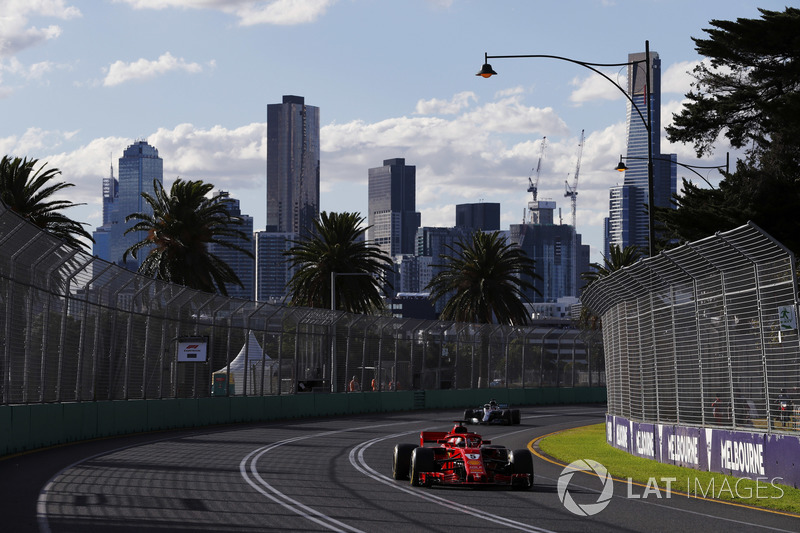 Себастьян Феттель, Ferrari SF71H, и Льюис Хэмилтон, Mercedes AMG F1 W09