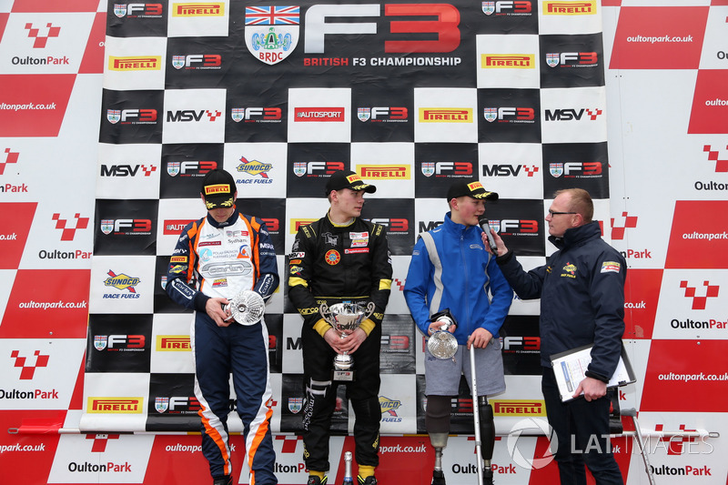 Podium: peringkat ketiga, Billy Monger, Carlin