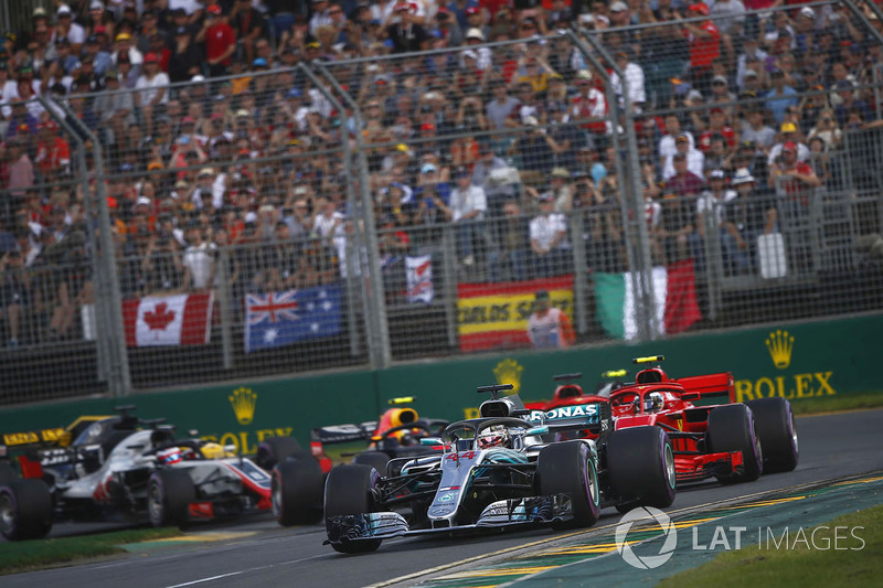 Lewis Hamilton, Mercedes AMG F1 W09, devant Kimi Raikkonen, Ferrari SF71H, Sebastian Vettel, Ferrari SF71H, Kevin Magnussen, Haas F1 Team VF-18 Ferrari, Max Verstappen, Red Bull Racing RB14 Tag Heuer, et le reste du peloton au départ