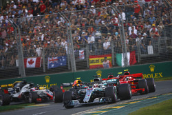 Lewis Hamilton, Mercedes AMG F1 W09, lidera por delante de Kimi Raikkonen, Ferrari SF71H, Sebastian Vettel, Ferrari SF71H, Kevin Magnussen, Haas F1 Team VF-18 Ferrari, Max Verstappen, Red Bull Racing RB14 Tag Heuer, y el resto al inicio