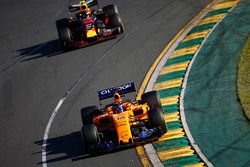 Fernando Alonso, McLaren MCL33 Renault, delante de Max Verstappen, Red Bull Racing RB14 Tag Heuer