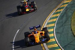 Fernando Alonso, McLaren MCL33 Renault, delante de Max Verstappen, Red Bull Racing RB14 Tag Heuer