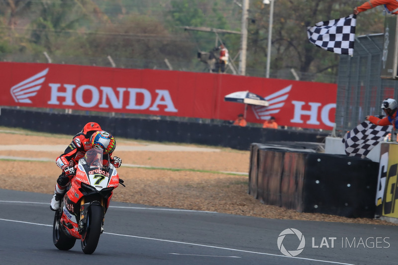 Картатий прапор для переможця гонки Чаза Девіса, Aruba.it Racing-Ducati SBK Team