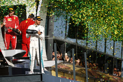 Lewis Hamilton, Mercedes AMG F1, Sebastian Vettel, Ferrari, y Kimi Raikkonen, Ferrari