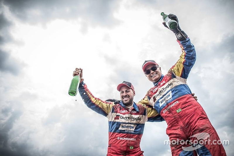 Gustavo Gugelmin e Reinaldo Varela comemoram o título do Dakar 2018 na categoria UTVs (SxS)