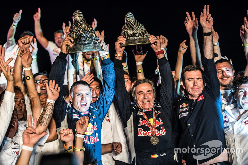 Winner #303 Peugeot Sport Peugeot 3008 DKR: Carlos Sainz, Lucas Cruz