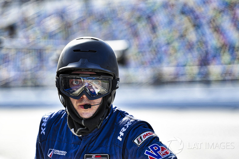 #23 United Autosports Ligier LMP2, P: Crew Member holding car in pit lane