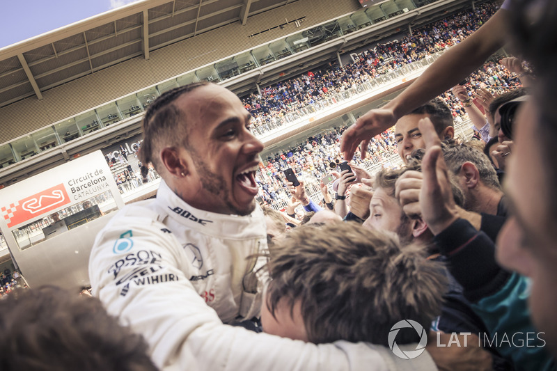 Hamilton tarolt a Mercedesszel Barcelonában - F1 2018