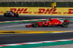 Sebastian Vettel, Ferrari SF71H runs wide