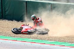 La chute de Chaz Davies, Aruba.it Racing-Ducati SBK Team